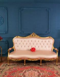 sofa rosado clásico