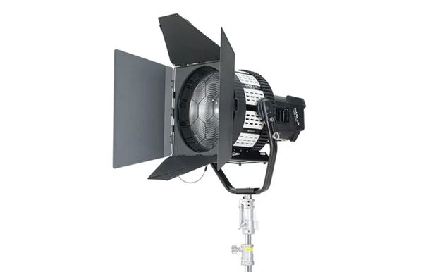 A Nanlux Evoke 900C con fresnel alquiler