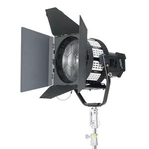 A Nanlux Evoke 900C con fresnel alquiler